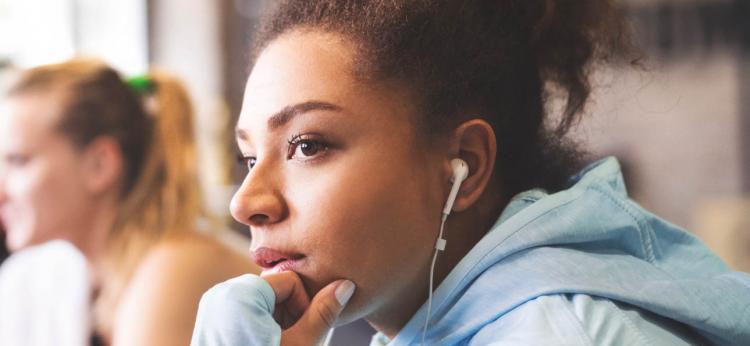 women with earbuds